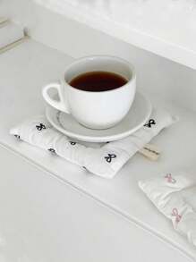 SHEIN 1 件甜美蝴蝶结杯垫极具吸引力的级别女孩蝴蝶结印花餐垫双面加厚织物隔热垫适用于客厅、新居礼物、家居装饰 - 彩色 - 查看 7