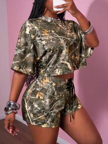Slaydiva بدلة رياضية صيفية كاجوال بطراز كلية عتيق مكونة من تي شيرت قصير الأكمام بطبعة أوراق وأغصان ميتة مطبوعة بالكامل وشورت قصير الخصر بتصميم عصري، بدلة رياضية نسائية قطعتين مناسبة للصيف - متعدد الألوان - مشاهدة 3