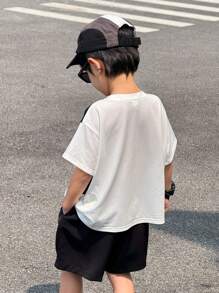Set de 2 piezas de ropa casual deportiva para niños jóvenes - Camiseta de manga corta con estampado de texto oversize y pantalones cortos cargo negros, adecuado para viajes, escuela y primavera/verano