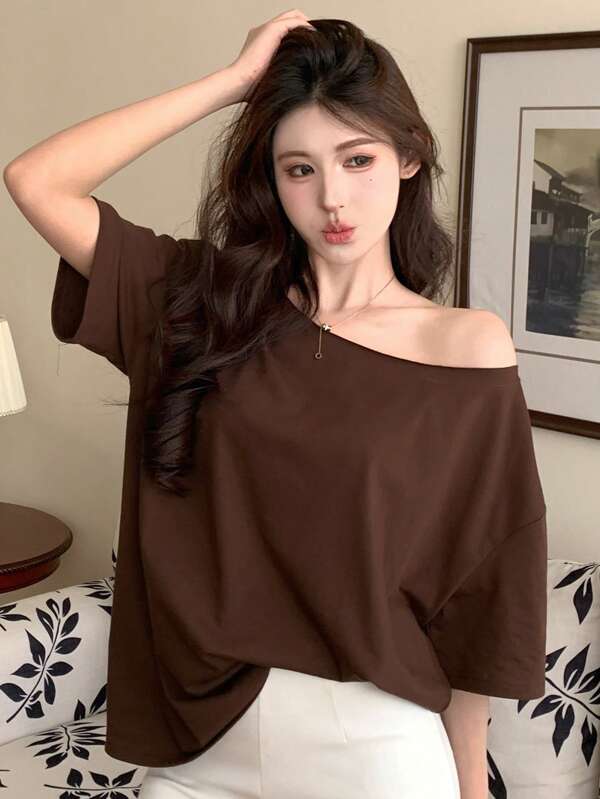 DAZY Camiseta casual de ajuste holgado con cuello asimétrico para mujer, nueva para el verano, ropa de vuelta a la escuela