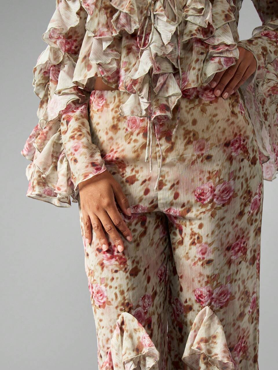 MISSGUIDED Pantalones acampanados con volantes y estampado floral bohemio