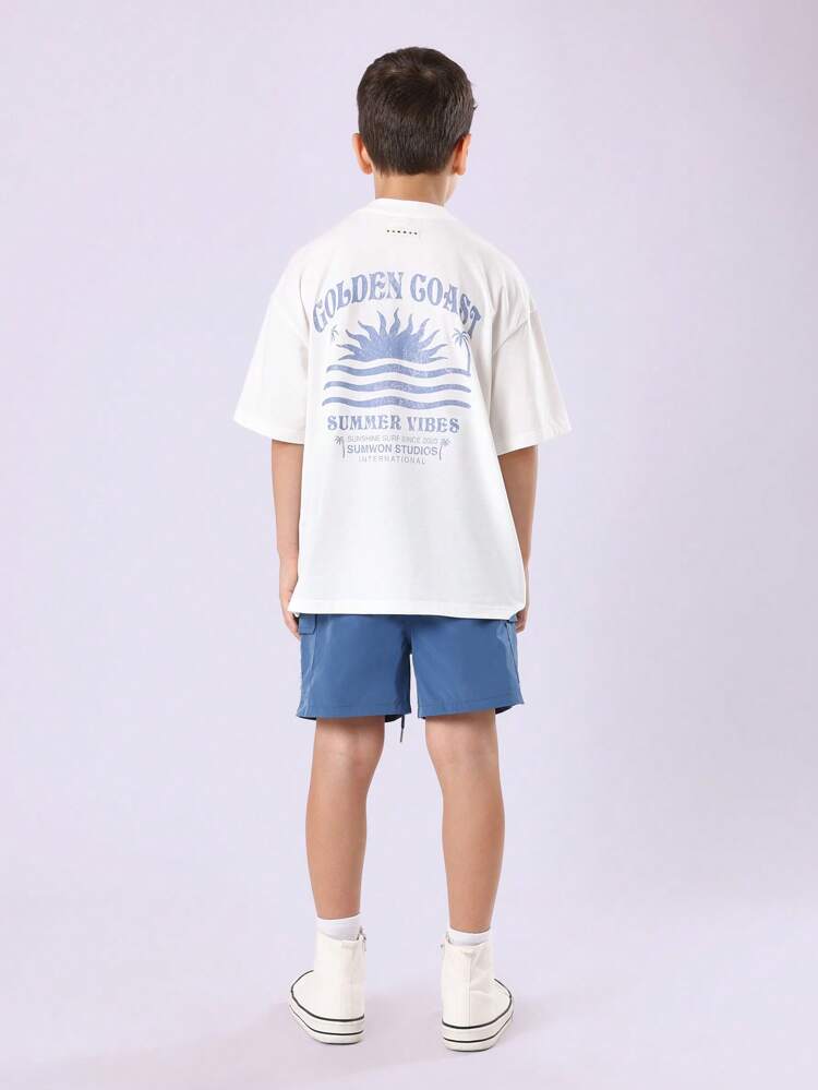 T-Shirt mit Ozeanwellen-Grafik und passende Shorts mit Kordelzug.