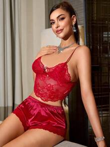 SilkySpell Set de 2 piezas de ropa de dormir para mujer con camisola de encaje sexy y pantalones cortos con volantes, de estilo elegante y transparente - Burdeos - Ver 3