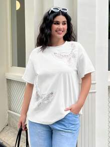SHEIN EZwear 适合学校、街头服饰、办公室、休闲装的大码 T 恤，圆领、短袖、蝴蝶刺绣镂空针织全白上衣 - 白色 - 查看 4