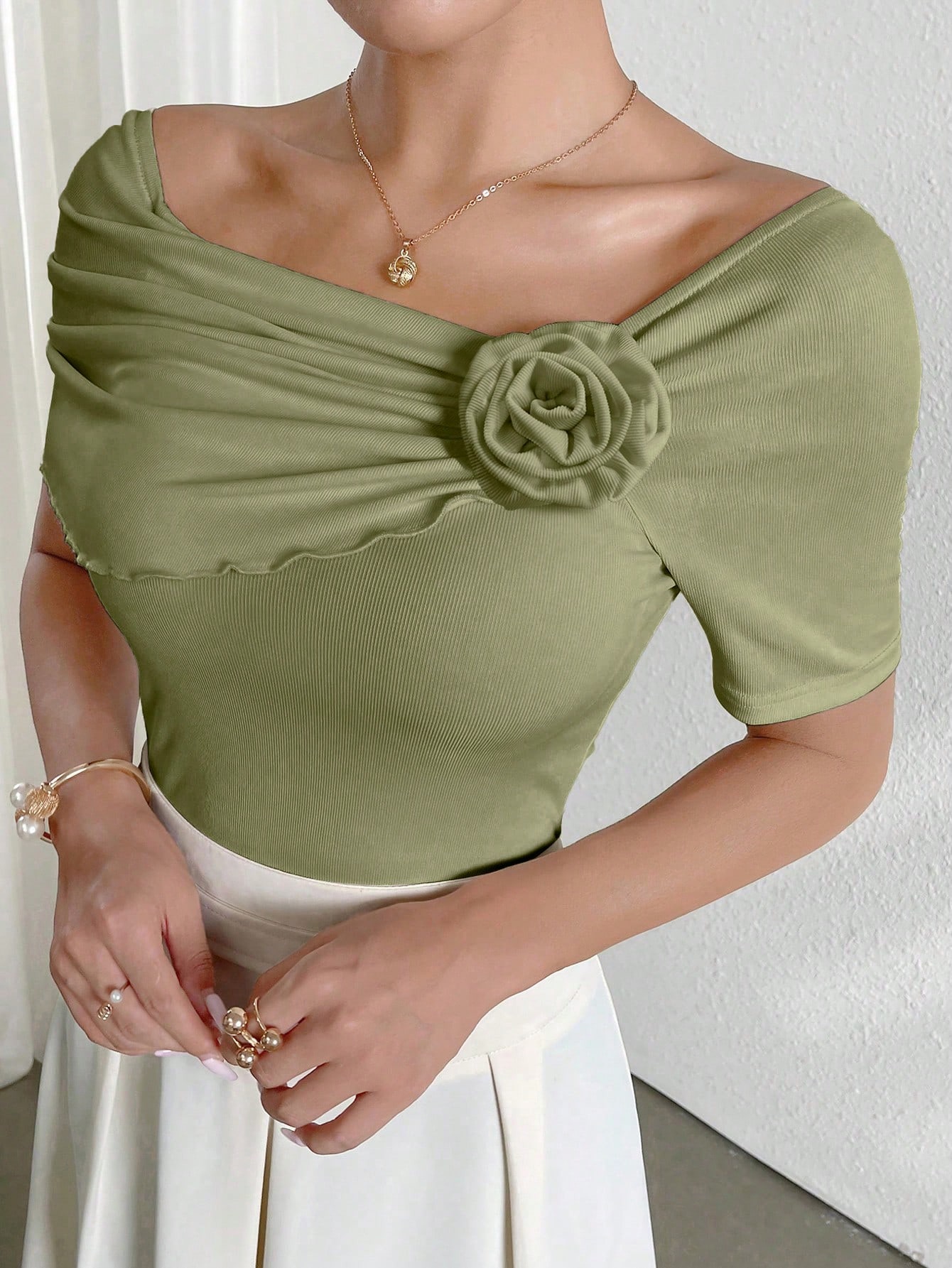 Modelyn تيشيرت نسائي أكمام قصيرة أحادي اللون، بسيط...