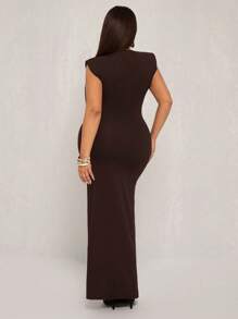 SHEIN X Phaith Montoya SHEIN SXY Đầm nữ cỡ lớn mùa xuân/hè thanh lịch, gợi cảm, tối giản, kiểu dáng thường ngày với đệm vai phóng đại và thiết kế xếp ly ôm sát, phù hợp cho các dịp công sở quyến rũ, du lịch biển, tôn dáng, đi xem hòa nhạc, công sở, đi làm, nghỉ dưỡng, dã ngoại, kỳ nghỉ, nhiều lớp, ngày lễ, hẹn hò, sinh nhật, tiệc độc thân, tiệc cocktail, sự kiện trang trọng, Gyaru, Ibiza, Nashville, nghỉ ngơi, tiệc rave, kín đáo, sang trọng, câu lạc bộ, dễ thương, thường ngày, mua sắm, thời trang đường phố, đi chơi, dáng người tôn dáng; - màu nâu - Xem 2