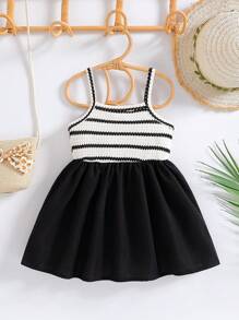 SHEIN Playful Pals 女婴休闲吊带A字裙。这款连衣裙采用吊带设计，简约优雅。A字廓形散发着活泼可爱的气息。宽松版型适合所有体型的宝宝。它非常适合海滩旅行、户外野餐等夏季活动，也适合休闲的室内穿着，让宝宝在享受无忧无虑的时光的同时，展现独特的魅力。 - 黑與白 - 查看 2