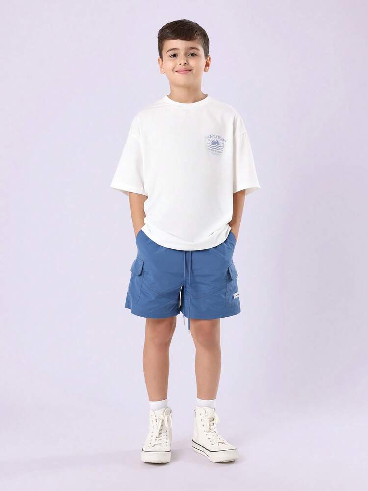 T-Shirt mit Ozeanwellen-Grafik und passende Shorts mit Kordelzug.