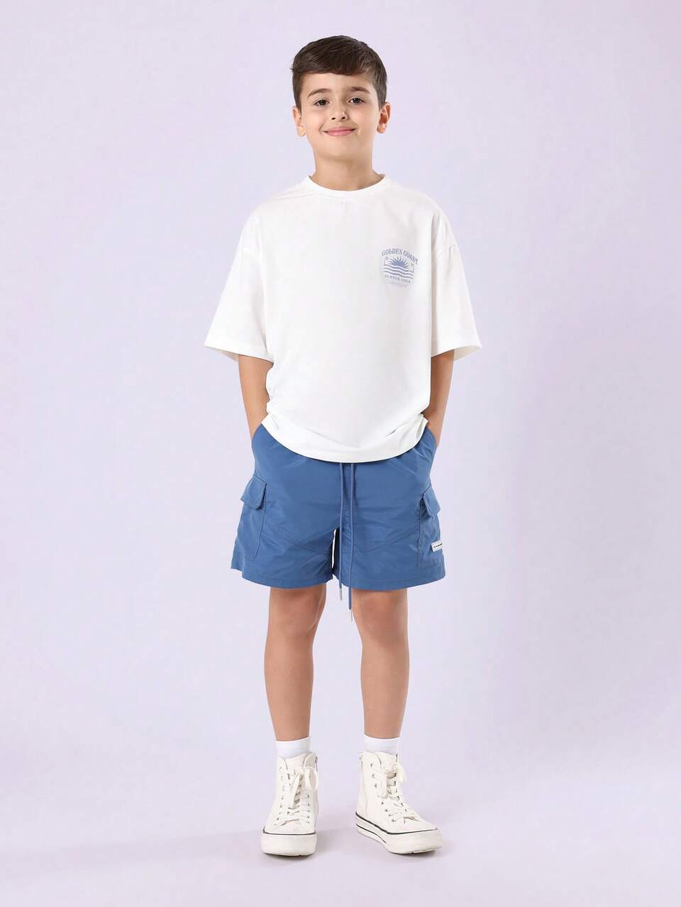 Camiseta gráfica con olas del océano y pantalones cortos con cordón a juego.