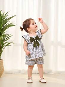 SHEIN 2 pezzi outfit per bambina - Top con maniche a volant e pantaloncini corti con fantasia floreale e blocchi di colore con decorazione a farfalla, tuta casual floreale vintage per primavera/estate, per esterno/vacanza - Verde - Visualizzare 4