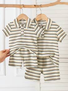 2 pièces/set Jeune garçon Ensemble de t-shirt à manches courtes rayé et shorts texturés doux et décontractés de style minimaliste pour les vacances