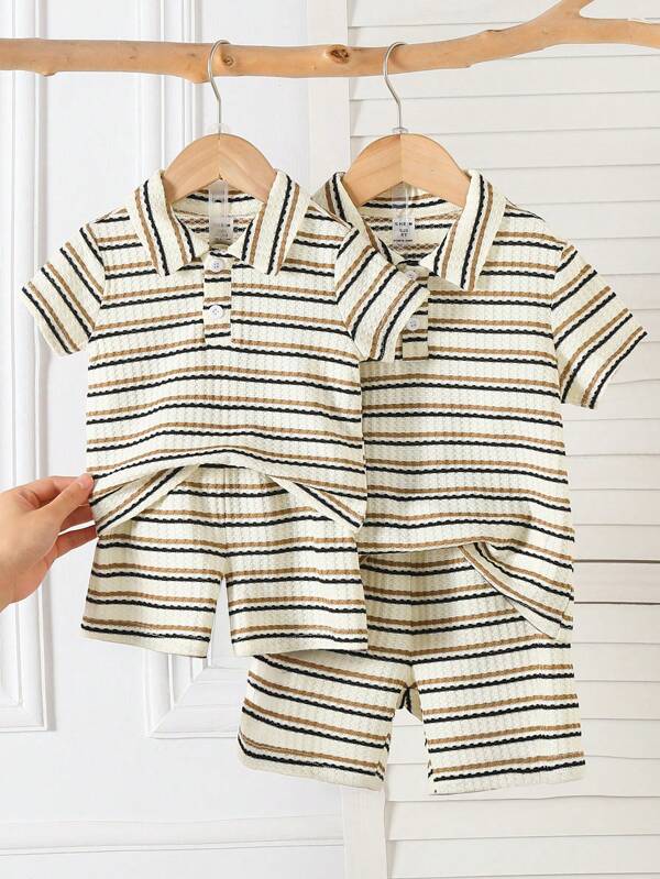 2 pièces/set Jeune garçon Ensemble de t-shirt à manches courtes rayé et shorts texturés doux et décontractés de style minimaliste pour les vacances