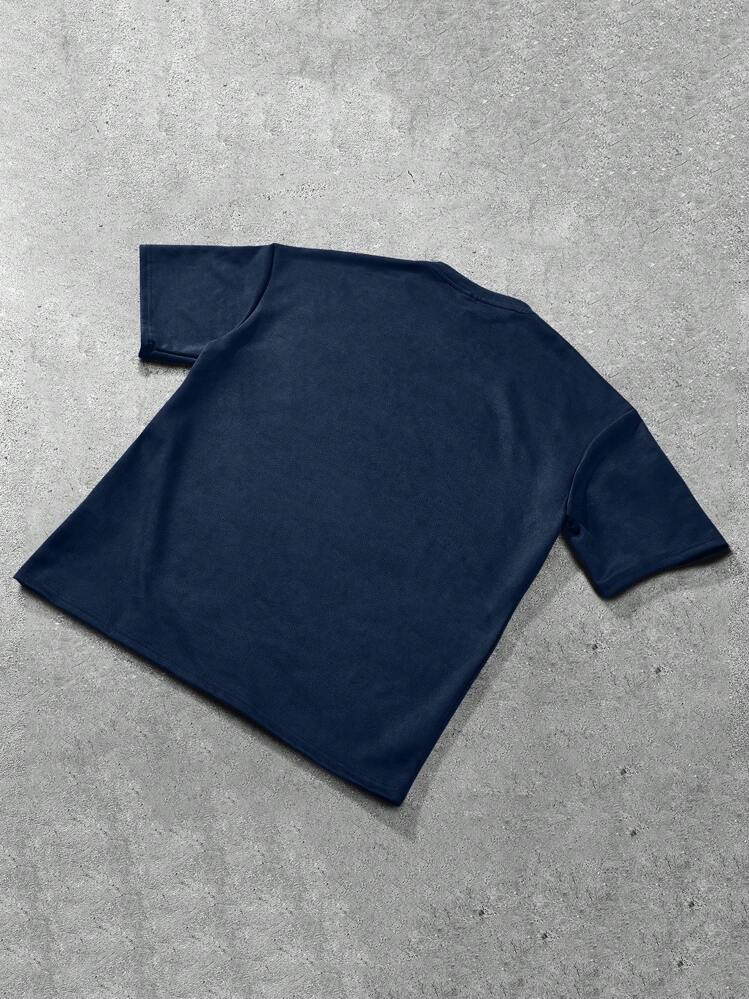 Claim Dot قميص تي شيرت قصير كاجوال للرجال، من نسيج شبيه بالجلد المدبوغ مع نقشة مبرزة، قصة منسدلة مريحة للكتف، شعار حرف مبرز بسيط، متعدد الاستخدامات للحياة اليومية والتنقل والعطلات والعودة إلى المدرسة، مناسب كهدية لصديق/زوج أو لتطابق الأزواج، قميص تي شيرت كبير الحجم للرجال، ملابس الشارع للرجال، قمصان رجالية كبيرة الحجم، للخريف - أزرق بحري - مشاهدة 5