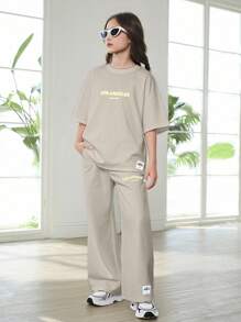 SHEIN Tween Girls Casual Solid Color & Graphic Print Loose Raglan Sleeve Pullover Sweatshirt And Printed Sportswear Pants 2PC Outfit Set, Streetwear Style For Spring Autumn - Khaki - View 1
