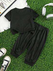 SHEIN 2 件套男童休闲运动百搭撞色短袖 T 恤和松紧腰黑色裤子套装