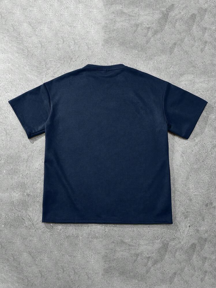 Claim Dot قميص تي شيرت قصير كاجوال للرجال، من نسيج شبيه بالجلد المدبوغ مع نقشة مبرزة، قصة منسدلة مريحة للكتف، شعار حرف مبرز بسيط، متعدد الاستخدامات للحياة اليومية والتنقل والعطلات والعودة إلى المدرسة، مناسب كهدية لصديق/زوج أو لتطابق الأزواج، قميص تي شيرت كبير الحجم للرجال، ملابس الشارع للرجال، قمصان رجالية كبيرة الحجم، للخريف - أزرق بحري - مشاهدة 2