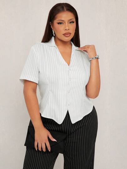 SHEIN SXY 大码女装春夏性感优雅简约条纹衬衫领短袖衬衫，适合性感办公室女郎、舞会、情人节、邮轮旅行、通勤、商务、复古、派对、度假、外出、老钱风、层次感丰富的穿搭、约会之夜、聚会、极简主义、生日、正式场合、辣妹风、伊比沙岛风、纳什维尔风、休闲、端庄、时尚、休闲、购物、街头风、外出、凸显身材、修饰身形、女教师等各种场合。