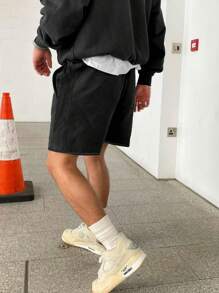 Manfinity LEGND Men's Streetwear Elastic Drawstring Embroidered Loose Hem Fashion Shorts - Black - View 2