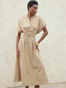 Aveloria Modichic Robe élégante et simple avec encolure en V, épaules tombantes, ceinture à nouer à la taille et jupe à volants. Stylée et de haute qualité, idéale pour le travail ou les sorties