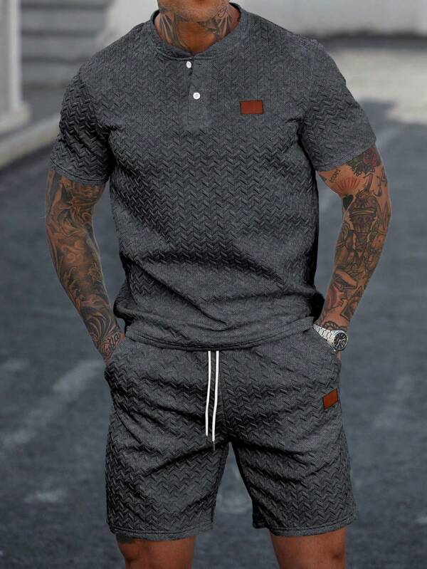 Manfinity CasualCool Set bărbătesc cu tricou casual, mânecă scurtă, cu nasturi în față și pantaloni scurți cu talie și șnur