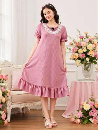 1 件女士睡衣套装，柔软粉色蕾丝拼布搭配黑色蝴蝶结睡袍，轻盈柔和的色调，简约优雅的设计，适合舒适穿着，搭配母女装（单独出售）