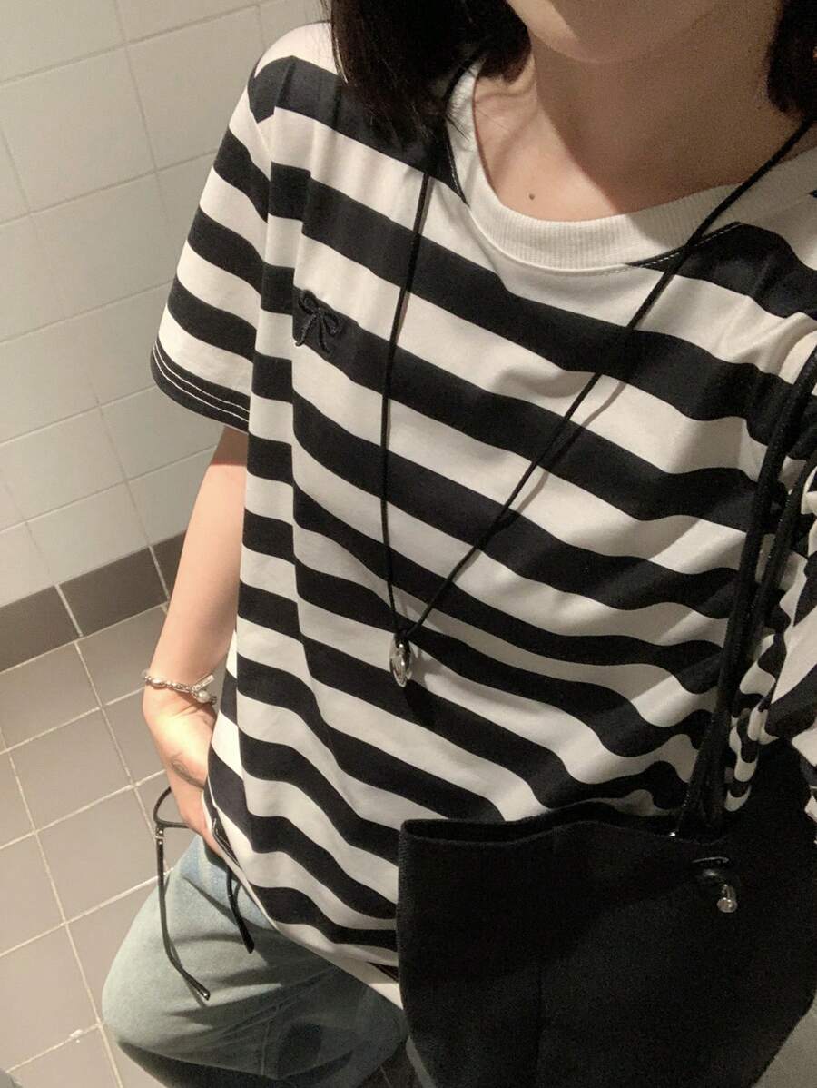 DAZY Camiseta de mujer de cuello redondo con rayas, bordado y lazo, manga corta a rayas, ropa de vuelta al colegio - Negro - Ver 1