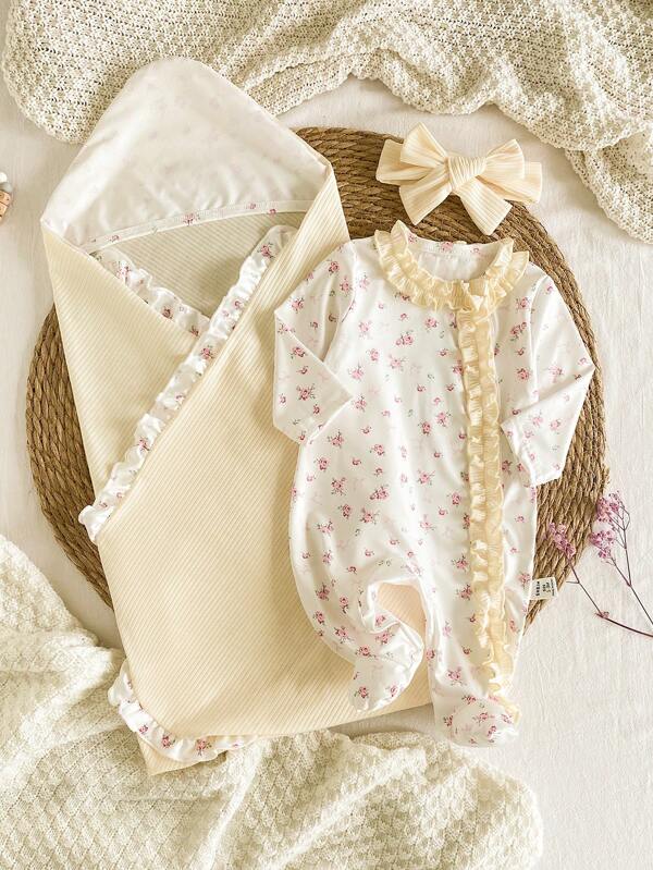 Ensemble de 3 pièces de body doux et confortable en tissu de soie de lait blanc pour nouveau-né fille/garçon avec imprimé floral rose adorable, col et poignets à volants jaunes, plus une couverture d'emmaillotage à volants en tissu texturé jaune avec un serre-tête à nœud