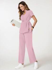 TaskEZ Conjunto de uniforme de enfermería con top de manga corta escote en V con nudo lateral y pantalones de un solo color - Rosa Pálido - Ver 3