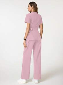 TaskEZ Conjunto de uniforme de enfermería con top de manga corta escote en V con nudo lateral y pantalones de un solo color - Rosa Pálido - Ver 2