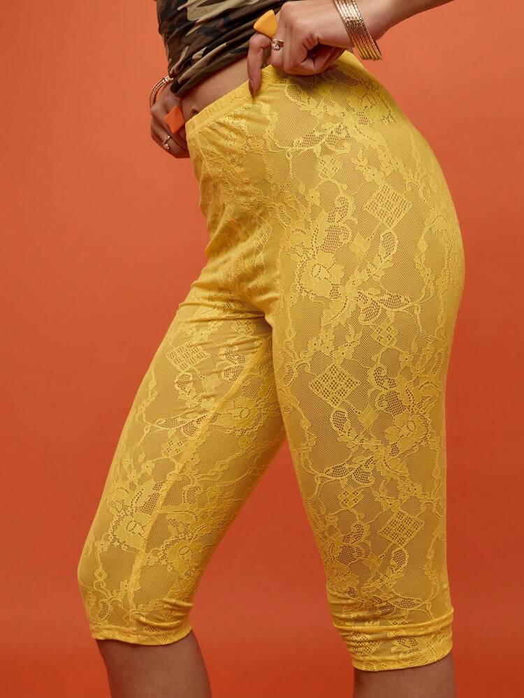 SUMWON WOMEN 플로럴 레이스 디테일 하이웨이스트 바디콘 카프리 레깅스