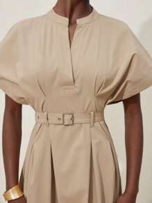 Aveloria Modichic Robe élégante et simple avec encolure en V, épaules tombantes, ceinture à nouer à la taille et jupe à volants. Stylée et de haute qualité, idéale pour le travail ou les sorties