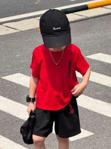 2 pezzi Set t-shirt a maniche corte con collo rotondo e pantaloncini in vita elastica, stampa con lettere, per bambini maschi, colore tinta unita, adatto per autunno, primavera, estate, per attività all'aperto, a scuola, per fotografia per strada, feste e relax a casa