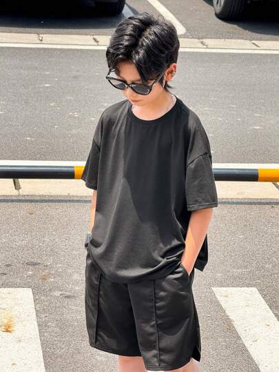 SHEIN 2 件套休闲黑色纯色宽松青少年男童舒适短袖 T 恤和短裤套装，适合通勤、上学、日常穿着、运动、春夏季