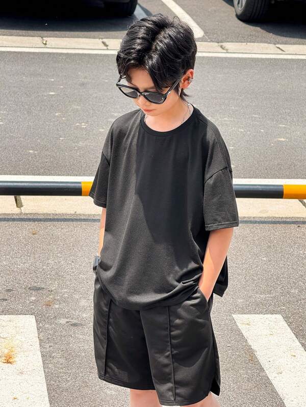 SHEIN 2 件套休闲黑色纯色宽松青少年男童舒适短袖 T 恤和短裤套装，适合通勤、上学、日常穿着、运动、春夏季