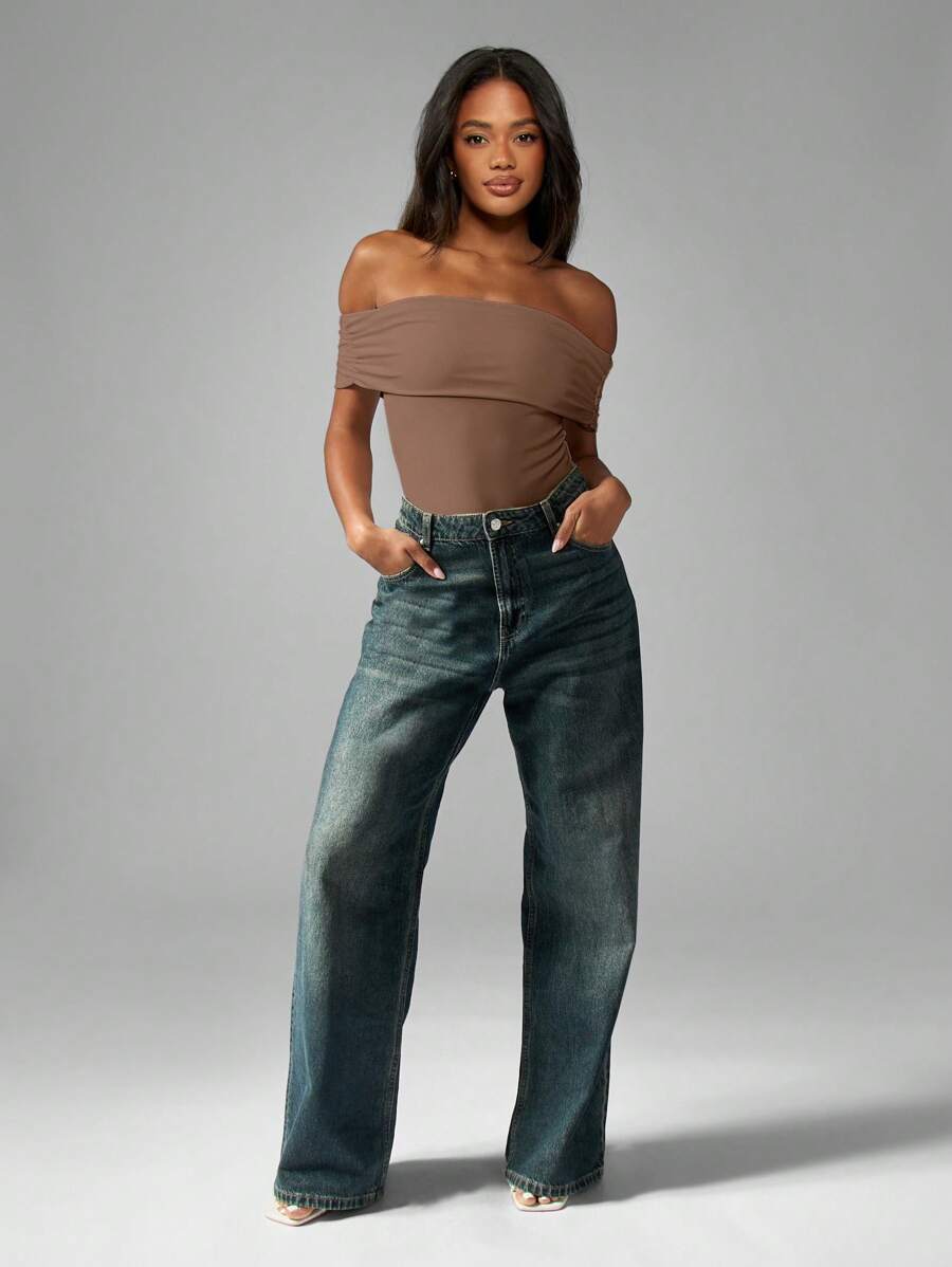 MISSGUIDED Body estilo hombros descubiertos Bardot con cuello plisado y plegado, elegante y entallado para usar en eventos, fiestas, salidas nocturnas - Marrón Mocha - Ver 1