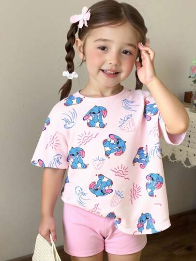 Camiseta de manga corta y cuello redondo con estampado lindo de animales de dibujos animados y fresas para niñas, camiseta de verano versátil para niñas