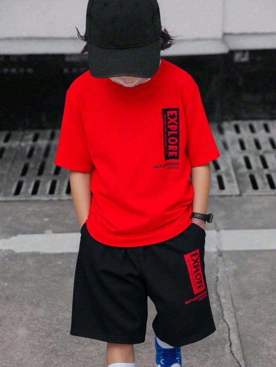 2 pezzi Set t-shirt a maniche corte con collo rotondo e pantaloncini in vita elastica, stampa con lettere, per bambini maschi, colore tinta unita, adatto per autunno, primavera, estate, per attività all'aperto, a scuola, per fotografia per strada, feste e relax a casa