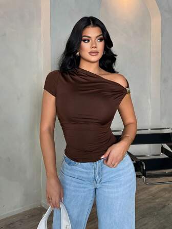 SHEIN SXY Chemisier d'été polyvalent pour femmes, sexy, élégant et casual, avec épaule asymétrique découverte, de couleur marron