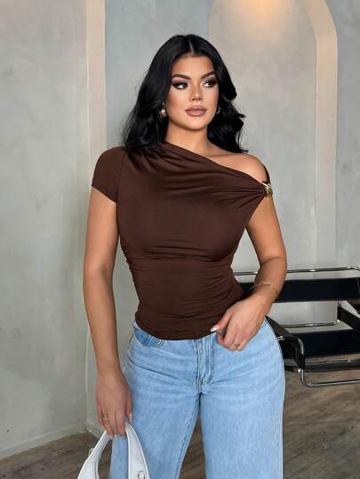 SHEIN SXY Plus Size Women's Basic Solid Casual Asymmetric Shoulder Exposed Top, Brown, Versatile Fall Blouse Brown Top One Sleeve Top Chocolate Brown Top,Fall Clothes For Women Brown One Shoulder Top Brown Draped Top Dark Brown Top