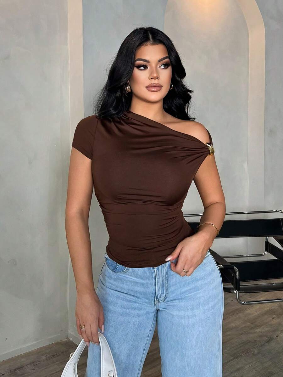 SHEIN SXY Women's Sexy Elegant Casual Asymmetric Shoulder Exposed Top, Brown, Versatile Summer Blouse Brown Top One Sleeve Top Chocolate Brown Top One Shoulder Top Dark Brown Top