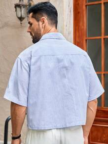 HIMLAND Camisa de manga corta con bolsillo de bordado de letra, de tela tejida y de corte holgado, para hombre, de estilo casual