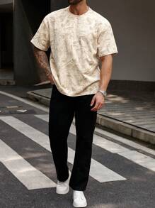 Manfinity CasualCool Camiseta de manga corta de cuello redondo con estampado completo para hombres de talla grande