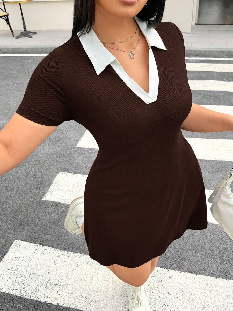 SHEIN EZwear 大码女式短袖休闲迷你连衣裙，撞色领口