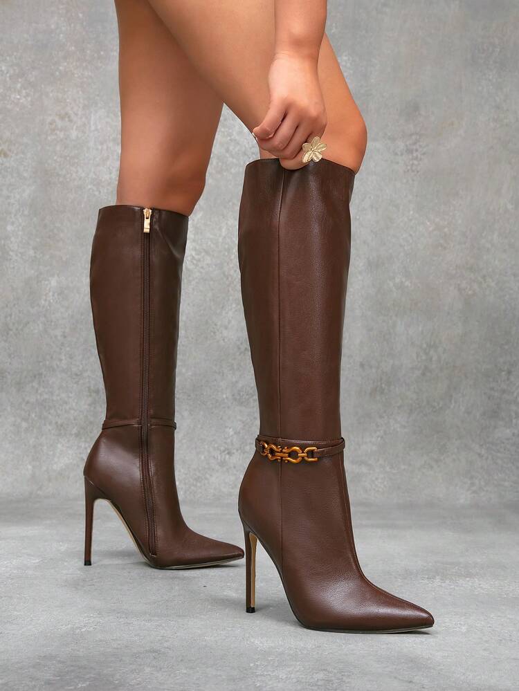 CUCCOO SZL Bottes hautes jusqu'aux genoux polyvalentes et décontractées pour femmes, avec boucle métallique décorative, bout pointu, talon haut fin. Fermeture éclair latérale. Couleur café. Convient pour Noël, Nouvel An, soirée, tenue de printemps décontractée