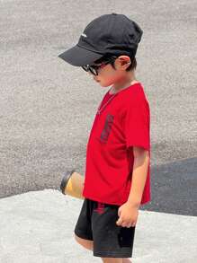 2 pezzi Set t-shirt a maniche corte con collo rotondo e pantaloncini in vita elastica, stampa con lettere, per bambini maschi, colore tinta unita, adatto per autunno, primavera, estate, per attività all'aperto, a scuola, per fotografia per strada, feste e relax a casa