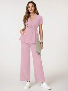 TaskEZ Conjunto de uniforme de enfermería con top de manga corta escote en V con nudo lateral y pantalones de un solo color - Rosa Pálido - Ver 5