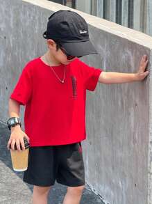 2 pezzi Set t-shirt a maniche corte con collo rotondo e pantaloncini in vita elastica, stampa con lettere, per bambini maschi, colore tinta unita, adatto per autunno, primavera, estate, per attività all'aperto, a scuola, per fotografia per strada, feste e relax a casa