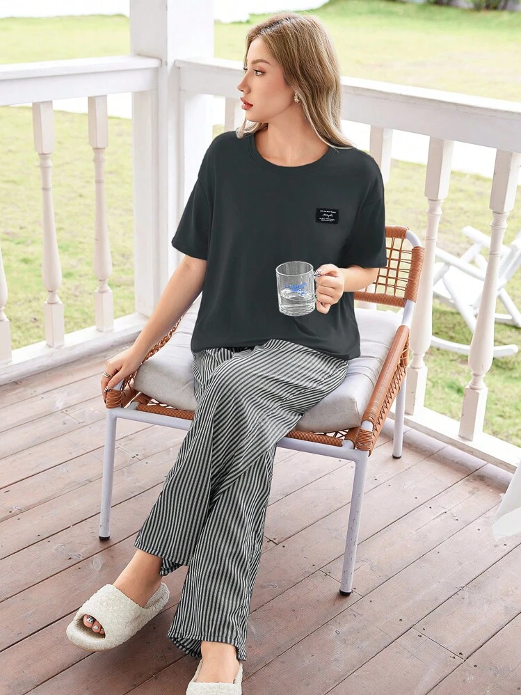 SHEIN مجموعة بيجامات تتكون من ملابس علوية بأعلى ماسك لوني عادي وسراويل طويلة مخططة بتقنية الجكارد - رمادي غامق - مشاهدة 3