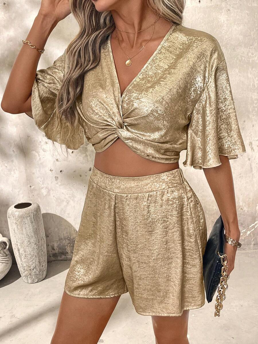 SHEIN Clasi Bộ 2 món áo cổ chữ V xoắn phủ vàng + quần short đồng bộ, trang phục thường ngày mùa hè dành cho nữ