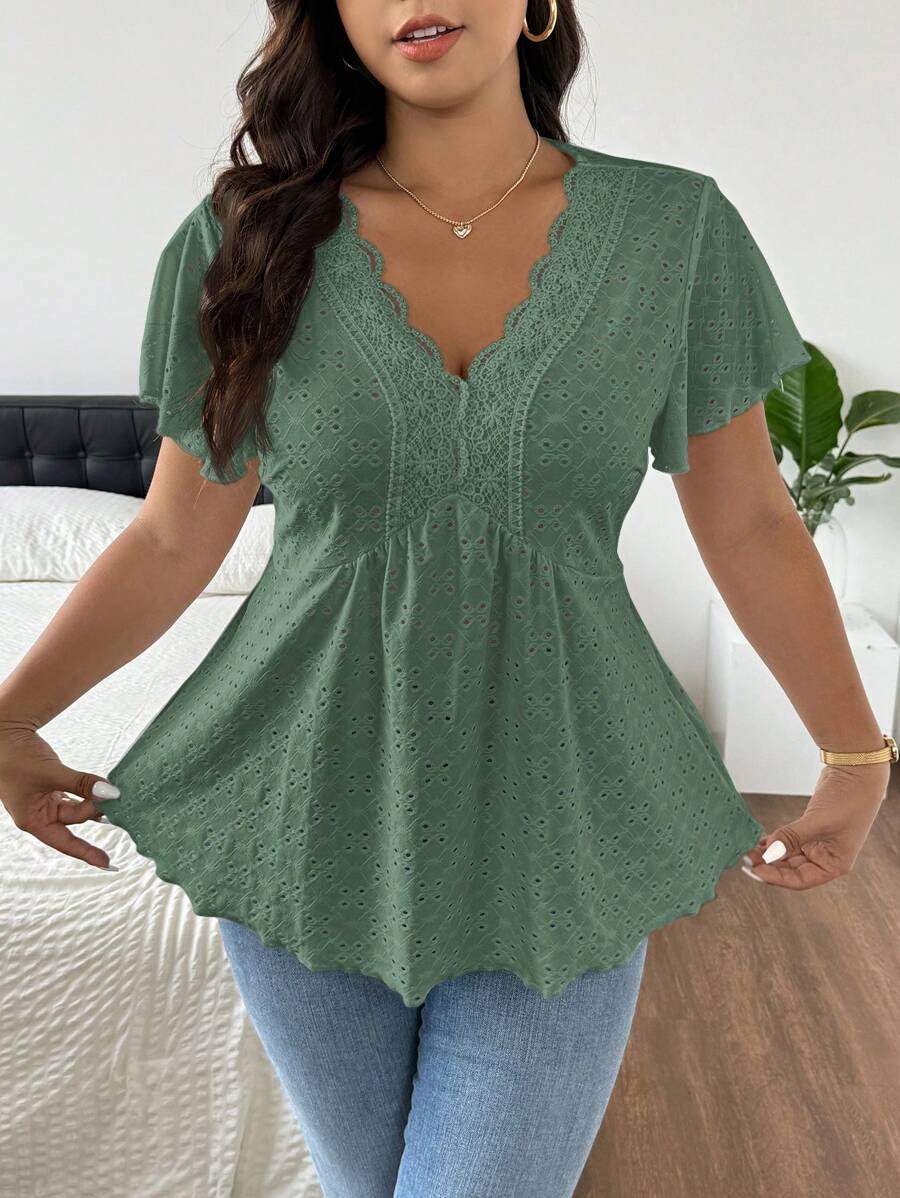 SHEIN Frenchy Áo thun họa tiết hoa thêu ren cổ chữ V cỡ lớn cho nữ - màu xanh lá - Xem 1